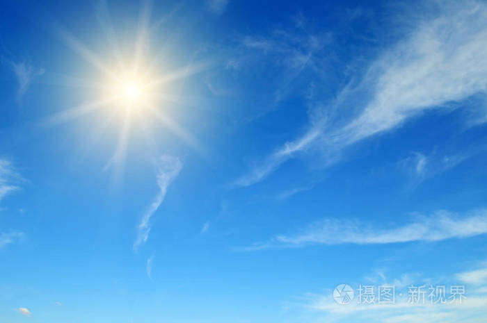 在蓝天下明亮的太阳照亮了空间