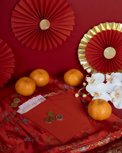 幸运的中国新年庆祝与橙红色昂宝钱