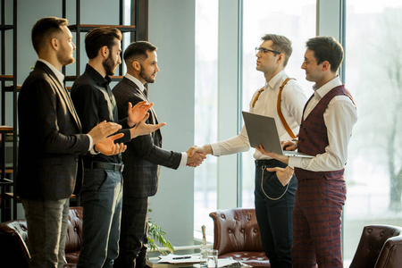 两个生意伙伴握手团队 男人 资格 训练 车间 学习 女人 写作 演示