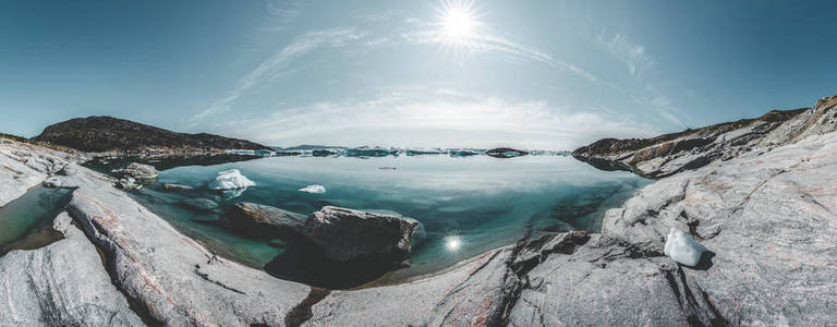 在格陵兰岛的冰川泻湖和湖泊中，用漂浮的冰山美化风景。伊卢利萨特冰峡湾冰川。北极自然景观中的冰山和冰川冰。