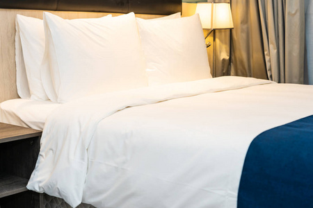 床上装饰白色舒适的枕头和毯子