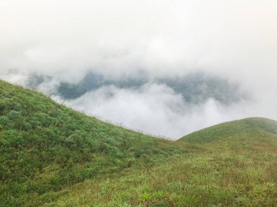 泰国链迈山顶的大雾和云层