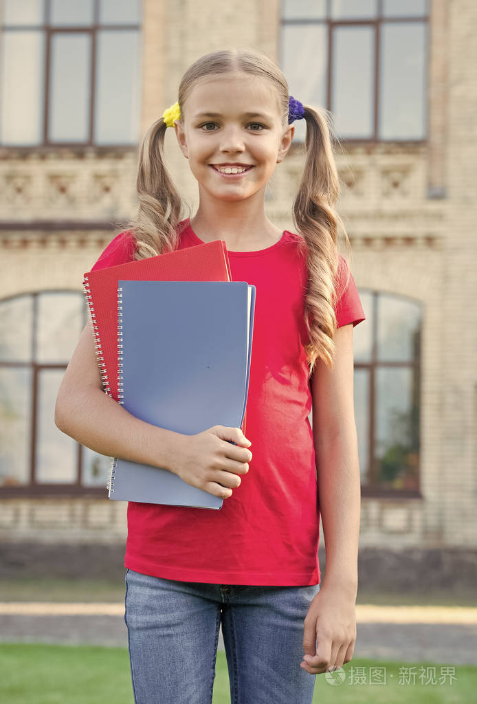 学校很酷 快乐的孩子在学校里拿着书 小女生在小学学习 回到最好的学校 教育和学习 9月1日照片 正版商用图片27ma2k 摄图新视界
