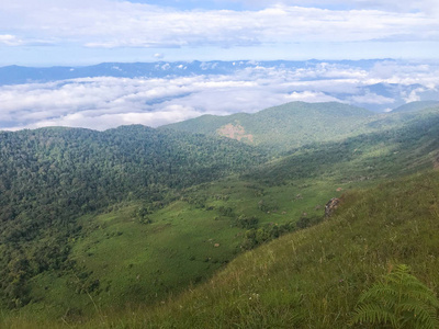 泰国清迈，山峦叠嶂，云朵碧绿