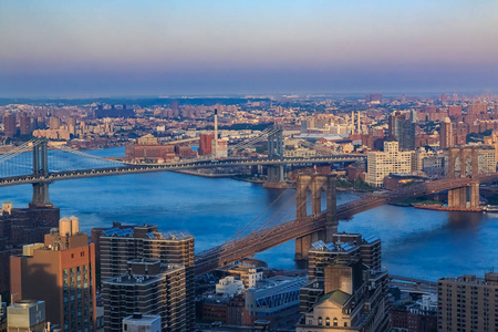 鸟瞰纽约市中心曼哈顿下城布鲁克林天际线上的布鲁克林和曼哈顿大桥在东河
