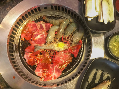 牛肉烤架配芝麻酱虾仁牛肉