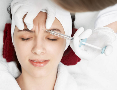 美容师打针时躺着的女人照片