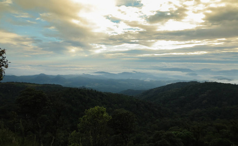 泰国清迈蒙戎山顶的云雾