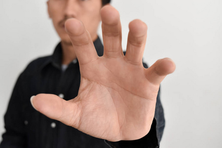 并想知道女人穿着白色的 t恤, 站在公园的绿草, 她想的东西手写文字