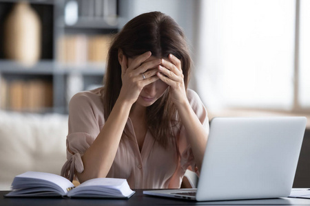 缓解头疼压力大的女人在工作场所头疼照片