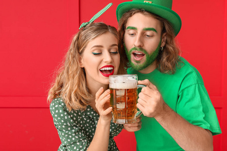 一对年轻夫妇，背景是啤酒。圣帕特里克节庆典
