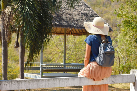 戴帽子的女孩背着背包旅行。独自在山里旅行。亚洲之旅。