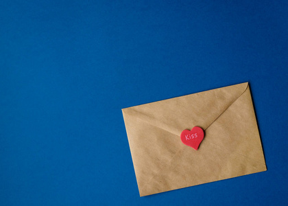 五字歌名带爱字圣瓦伦丁的信封,手工艺纸,红心字吻,经典蓝色背景,带