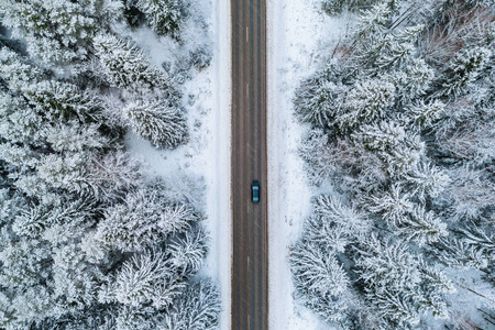 芬兰冬季公路和积雪森林鸟瞰图图片