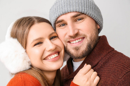 浅色背景下一对身着冬装的幸福夫妇的肖像