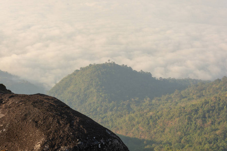 泰国坎查纳布里庞贝国家公园山顶上的雾海
