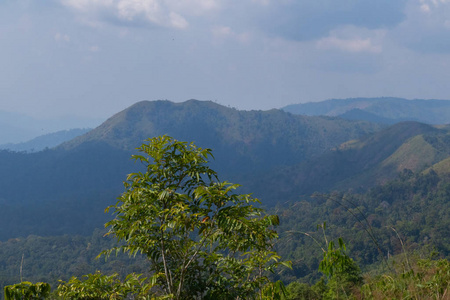 泰国和缅甸边境名为mittraphap road pass的kanchanaburi，泰国