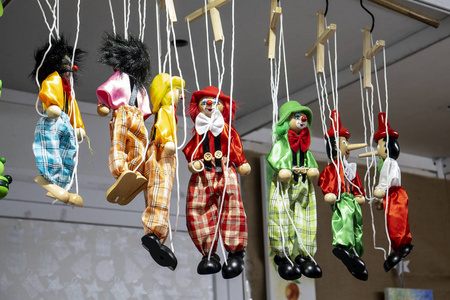 西班牙里昂圣诞集市上五颜六色的木偶