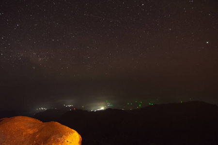 泰国坎查那布里省山上的夜景和星星