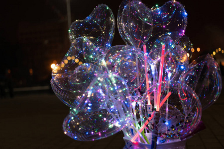 心形气球和霓虹剑在黑暗中照片