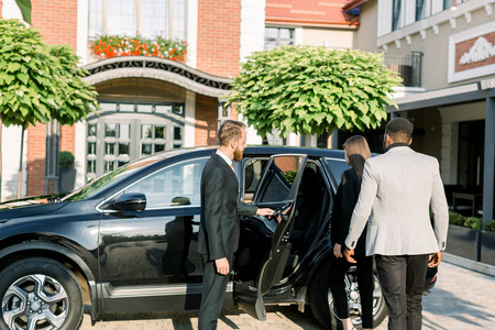 开着非洲男人和男人的商务车，男人和男人。乘汽车出差。