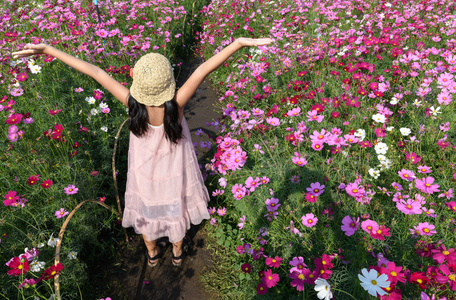 小女孩举手快乐的小女孩无忧无虑地向天空举手照片