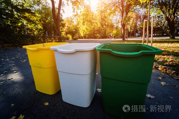 三个不同颜色的垃圾桶用于分类垃圾在公园区的户外零浪费理念