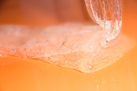 橙色背景上的粘液照片