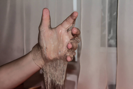 孩子的手上沾满了白色的粘液照片