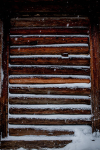 雪下旧木板的特写背景