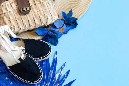 夏季配饰，鞋子和帽子，蓝色背景包。