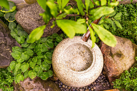 日本花园里的水和锅图片