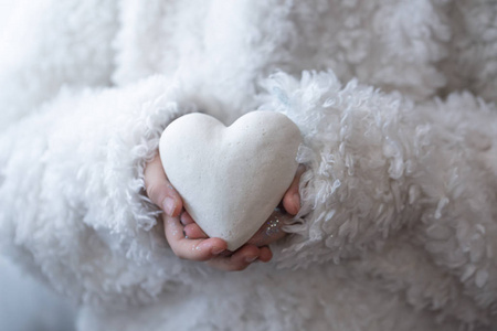 抱着一颗心一个小木偶献上一颗特别的情人节之心.