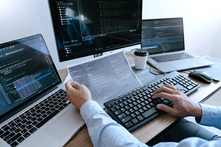 编码i程序员的工作忙的软件开发公司办公室编码, 程序员, 笔记本电脑