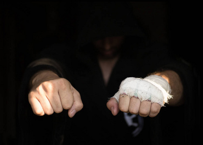 男拳手专业拳击手用绷带缠在拳头上打斗,选重点.照片