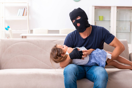 贩卖和虐待儿童与小女孩的概念照片