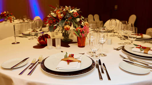 宴会前餐厅提供餐具餐巾纸和玻璃餐具的餐桌套餐服务