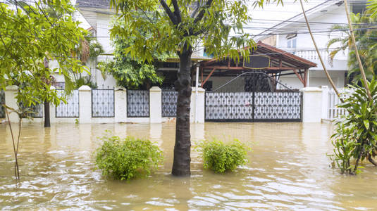 雅加达市房屋被暴雨淹没图片