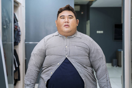 亚洲胖子，穿着扣子紧的衬衫