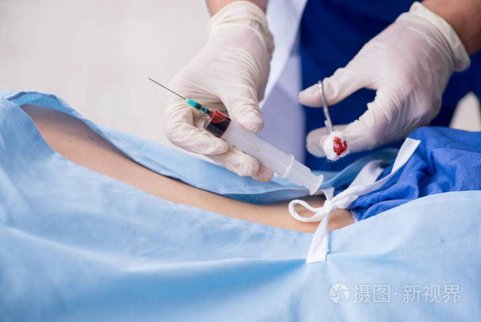 在诊所打针的女病人