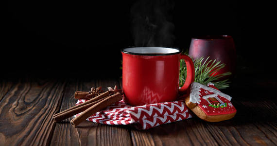 红色热巧克力杯，木质背景为肉桂和姜饼