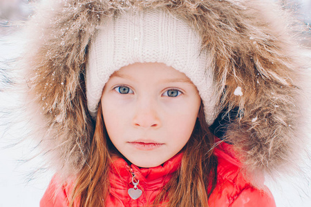 冬日雪天可爱小女孩画像图片