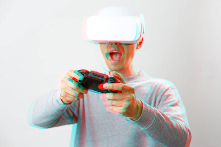 戴着虚拟现实耳机的人正在玩游戏。具有故障效果的图像。
