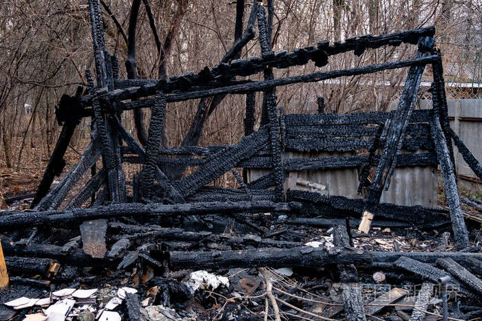 火灾的后果完全烧毁的木屋