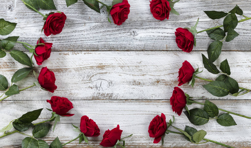 情人节快乐，红玫瑰形成心形轮廓