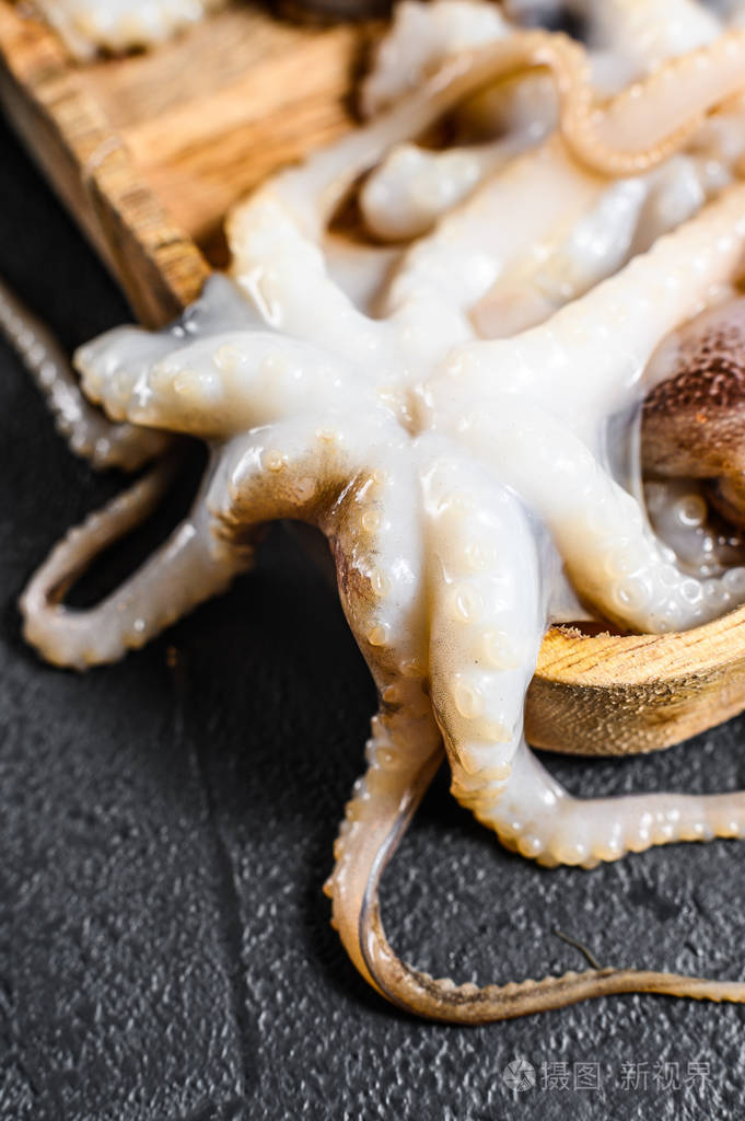 生章鱼有机海鲜闭合黑色背景俯视图