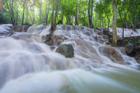 Khue雨林中的Pha Tad瀑布的瀑布场景