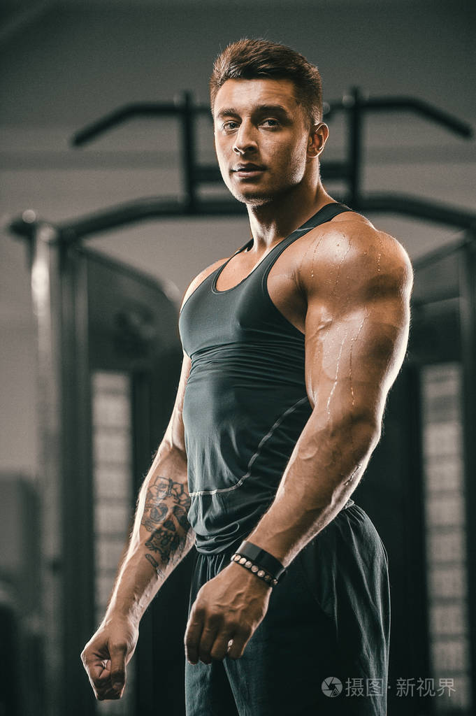 handsomestrongathleticmenpumpingupmusclesworkoutfitness