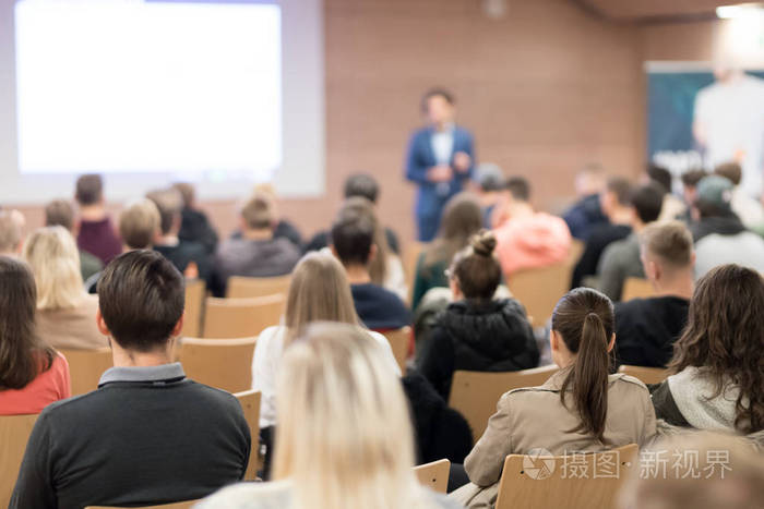 商务演讲者在商务会议上发表演讲。