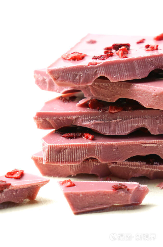 红宝石巧克力宏特写在白色背景与负拷贝空间